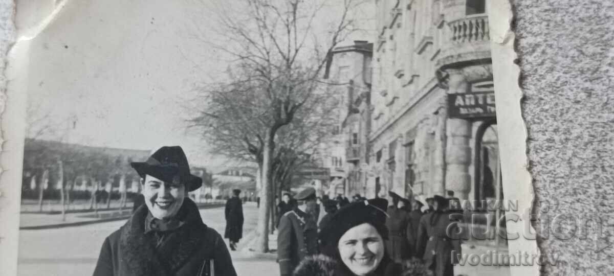 Fotografie Varna Două femei la plimbare cu preț € 2.18 | 4.26 BGN