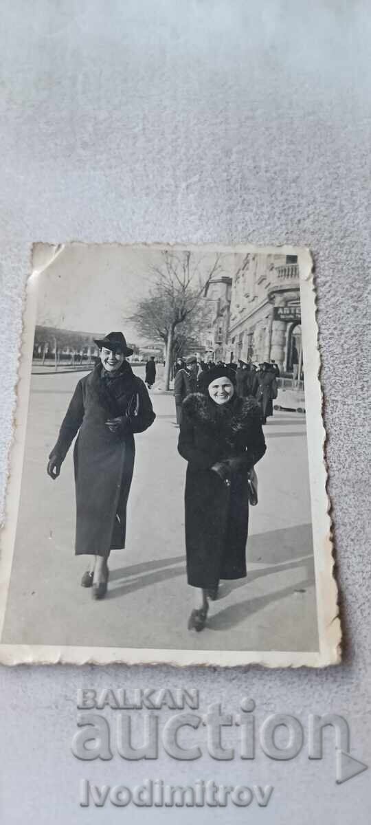 Fotografie Varna Două femei la plimbare
