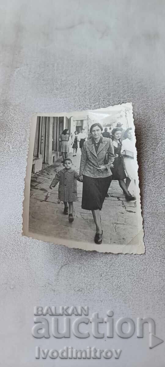 Φωτογραφία Σοφία Μια γυναίκα και ένα αγόρι σε μια βόλτα