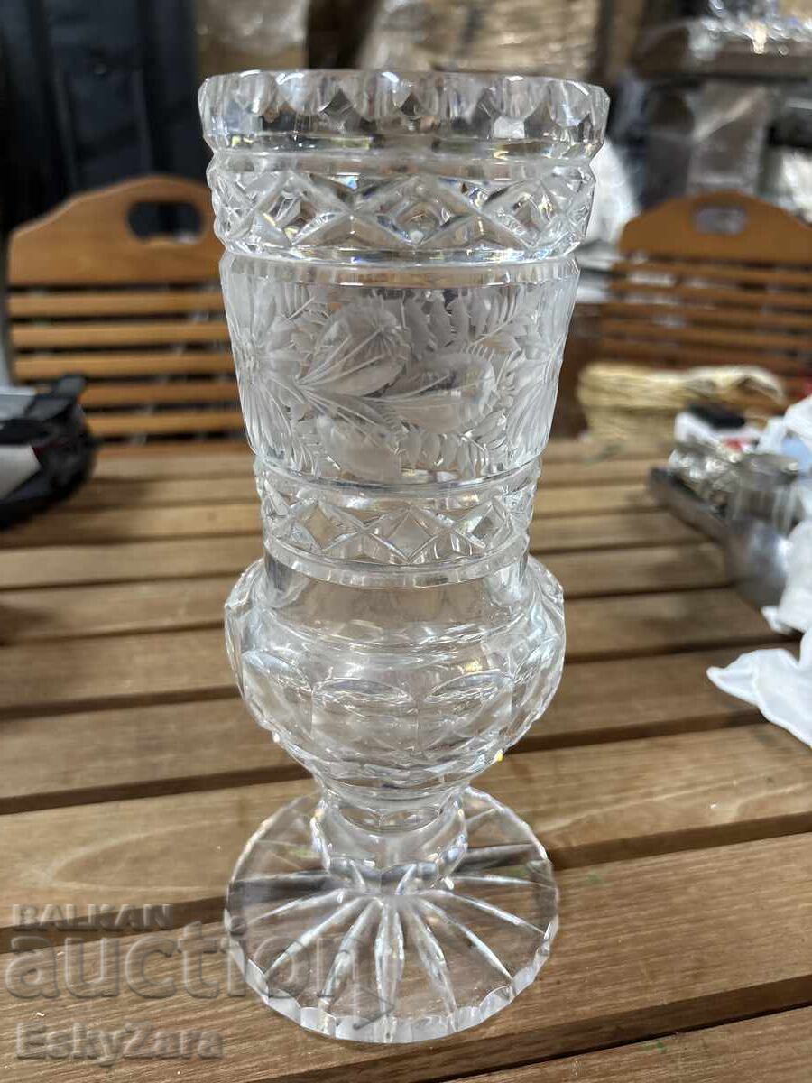 Vază vintage din cristal cu picior, realizată din cristal masiv șlefuit cu preț € 30.00 | 58.68 BGN Vază vintage din cristal cu picior, realizată din cristal masiv șlefuit cu preț € 30.00 | 58.68 BGN