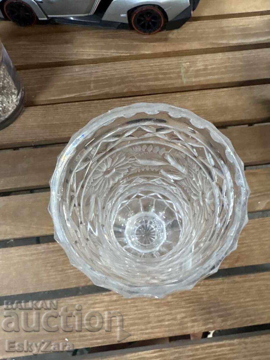 Licitație Vază vintage din cristal cu picior, realizată din cristal masiv șlefuit Licitație Vază vintage din cristal cu picior, realizată din cristal masiv șlefuit