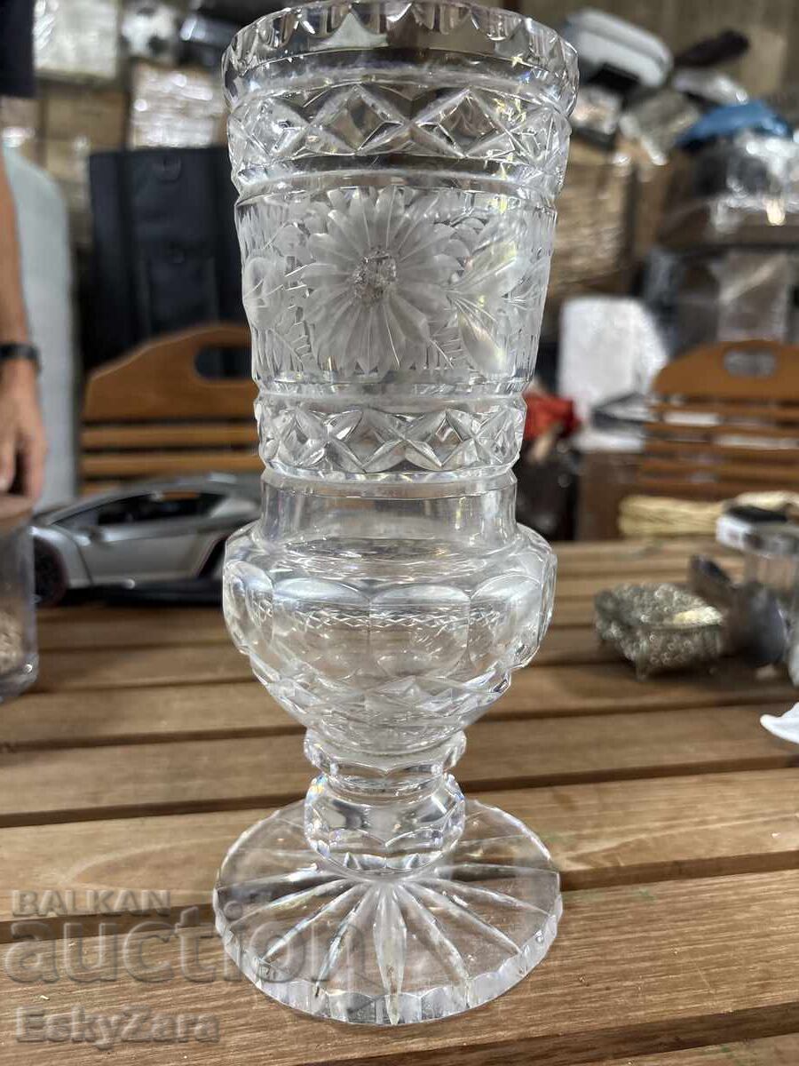 Vază vintage din cristal cu picior, realizată din cristal masiv șlefuit Vază vintage din cristal cu picior, realizată din cristal masiv șlefuit