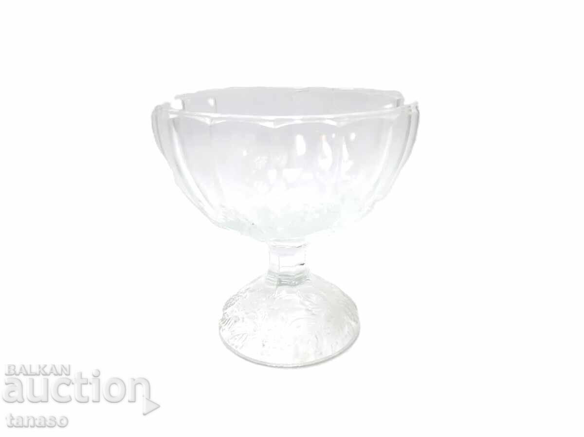 Auction  Vintage glass bowl with a pedestal for sundaes, candies, desserts