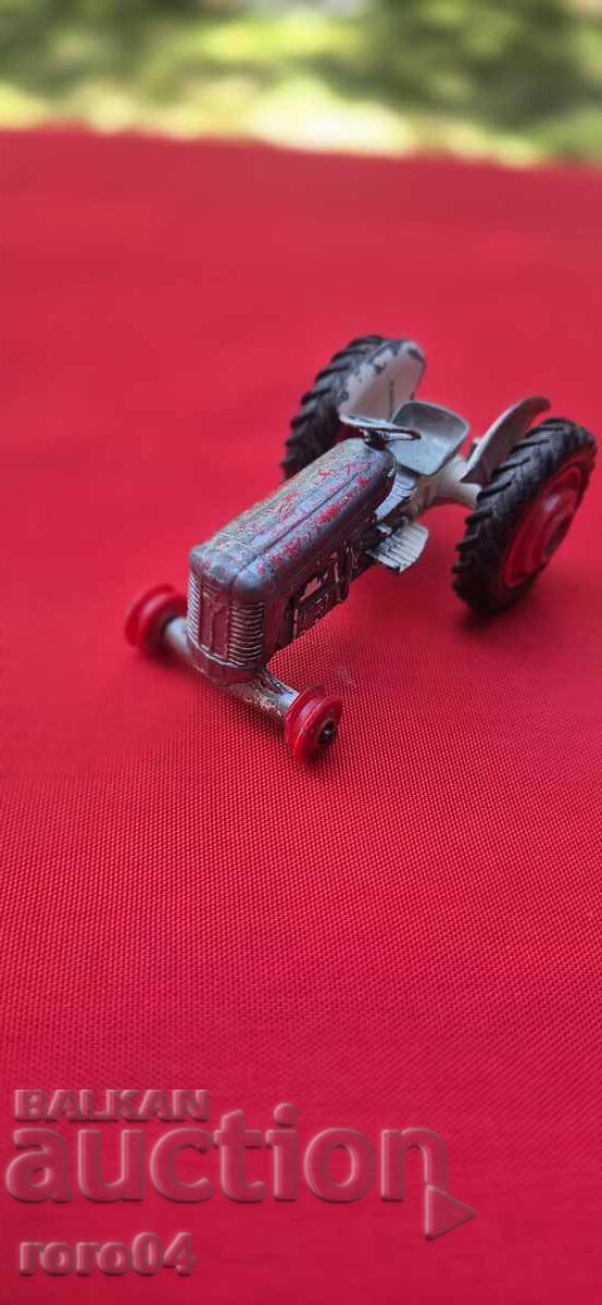 Gorgi No 50 Massey Ferguson 65 Traktor с цена € 21.99 | 43.01 лв.
