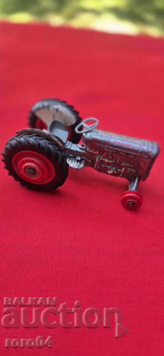 Аукцион Gorgi No 50 Massey Ferguson 65 Traktor