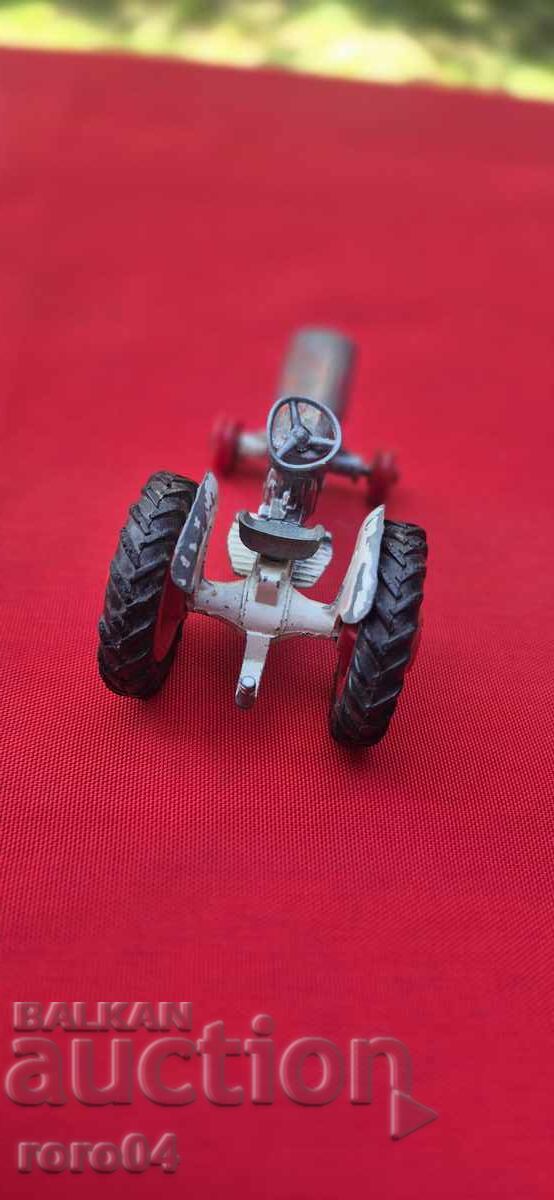 Доставка на Gorgi No 50 Massey Ferguson 65 Traktor
