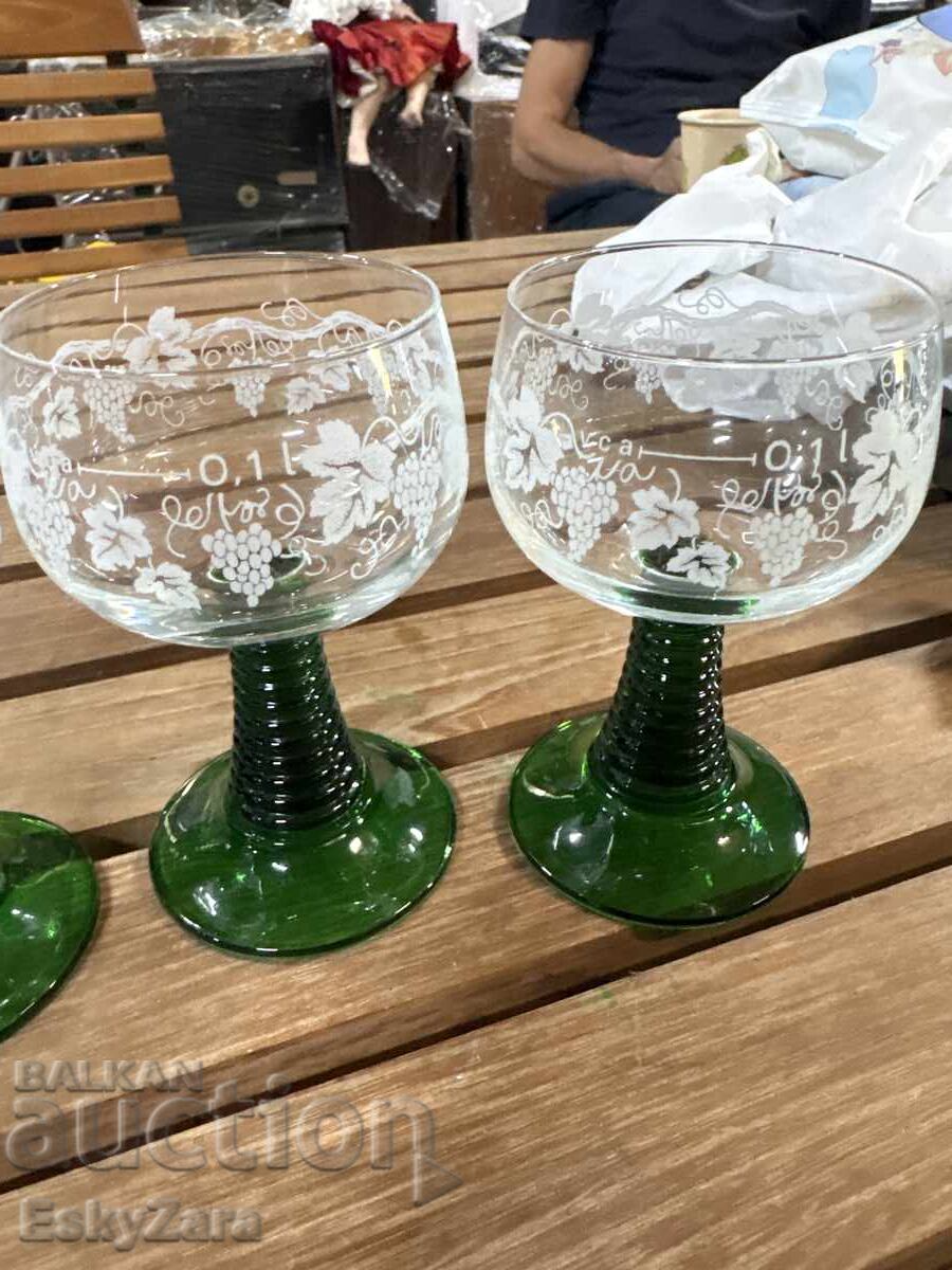 Retro pahare de vin germane Römer cu picior verde – cu preț € 25.00 | 48.90 BGN Retro pahare de vin germane Römer cu picior verde – cu preț € 25.00 | 48.90 BGN