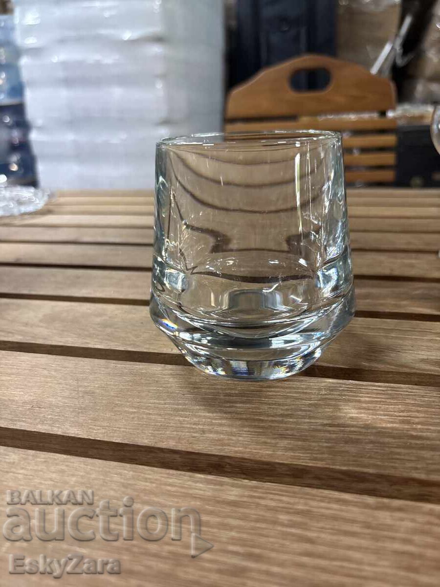 Pahar mare și greu din cristal cu preț € 10.00 | 19.56 BGN Pahar mare și greu din cristal cu preț € 10.00 | 19.56 BGN