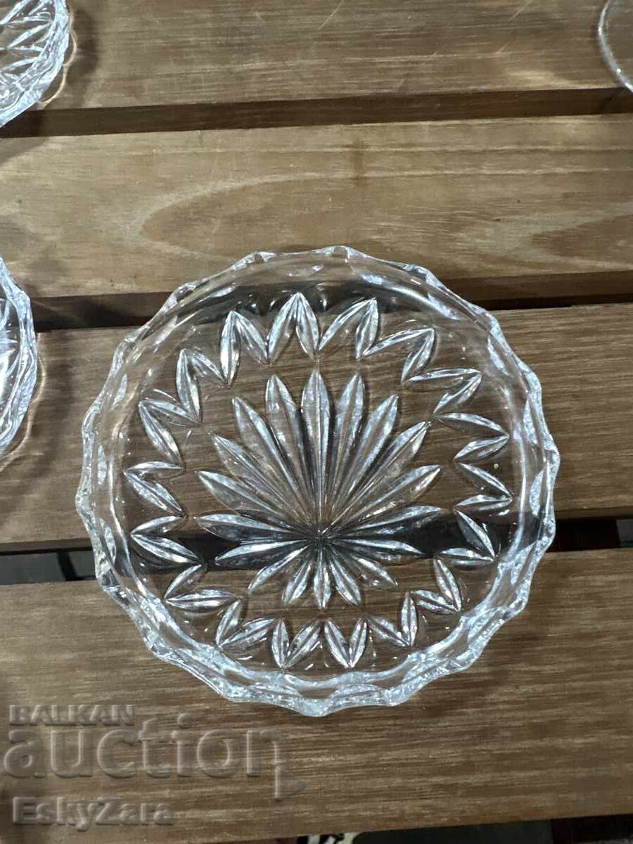 Mici farfurioare din cristal cu preț € 15.00 | 29.34 BGN Mici farfurioare din cristal cu preț € 15.00 | 29.34 BGN