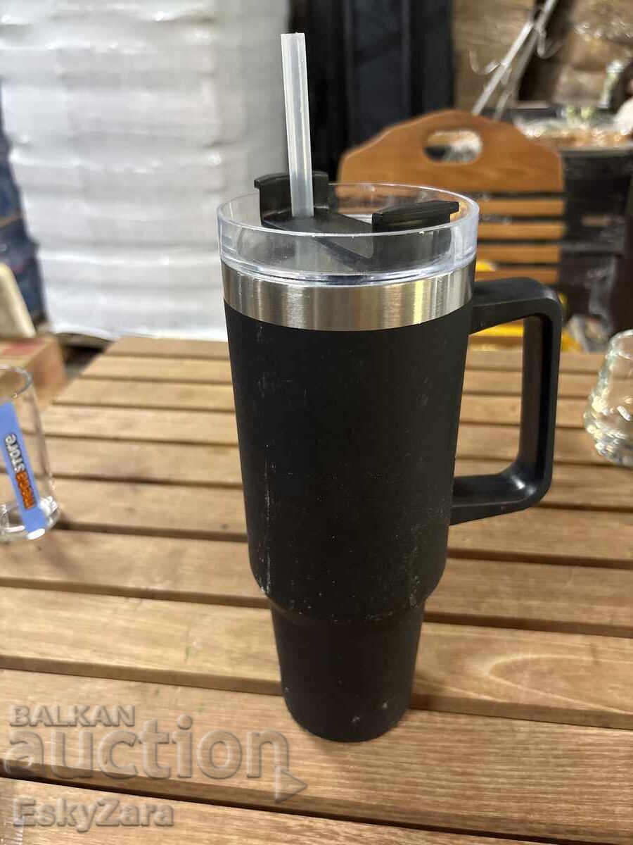 Cană termică mare cu mâner și pai, tip Stanley cu preț € 10.00 | 19.56 BGN Cană termică mare cu mâner și pai, tip Stanley cu preț € 10.00 | 19.56 BGN