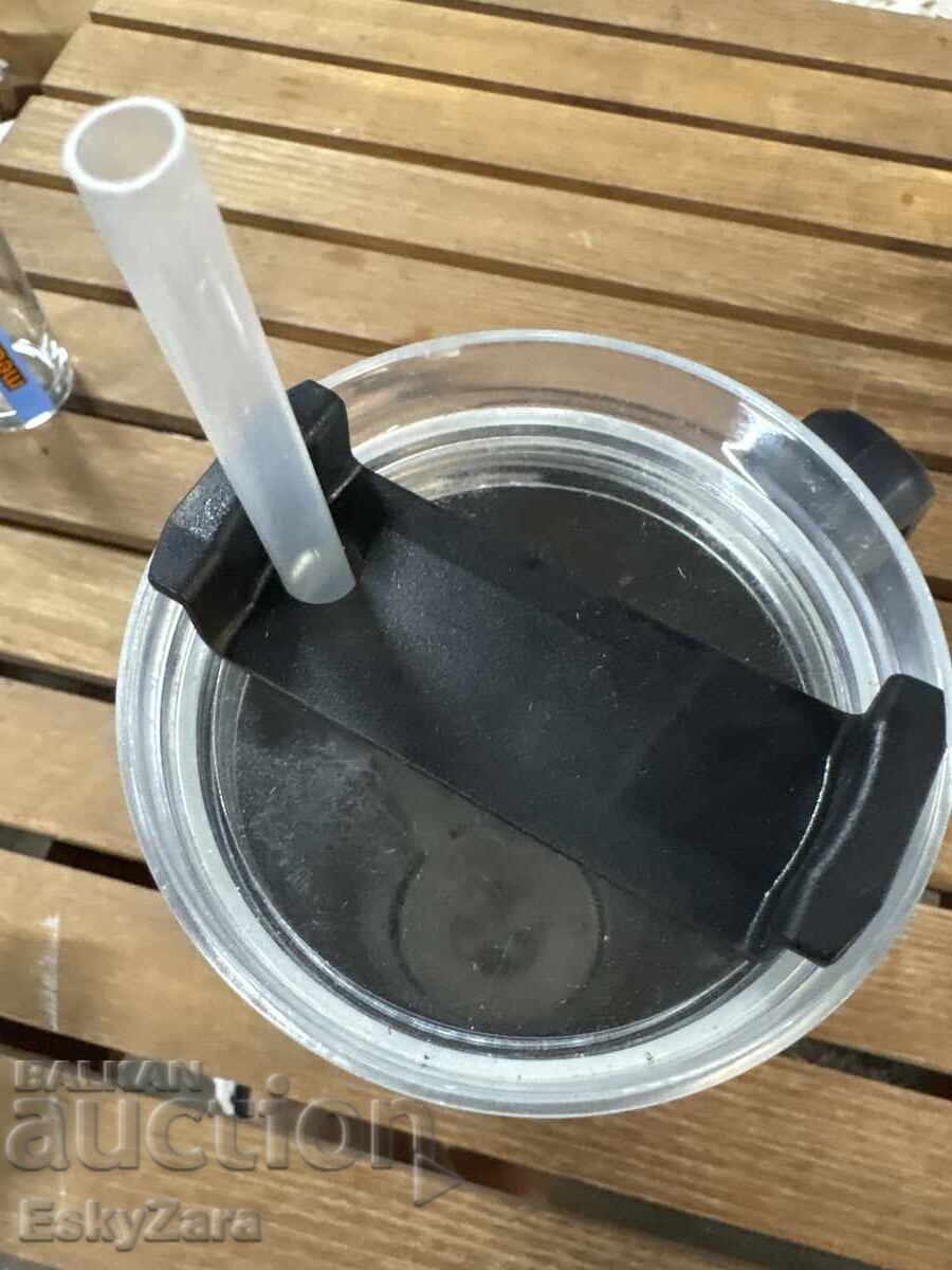 Licitație Cană termică mare cu mâner și pai, tip Stanley Licitație Cană termică mare cu mâner și pai, tip Stanley