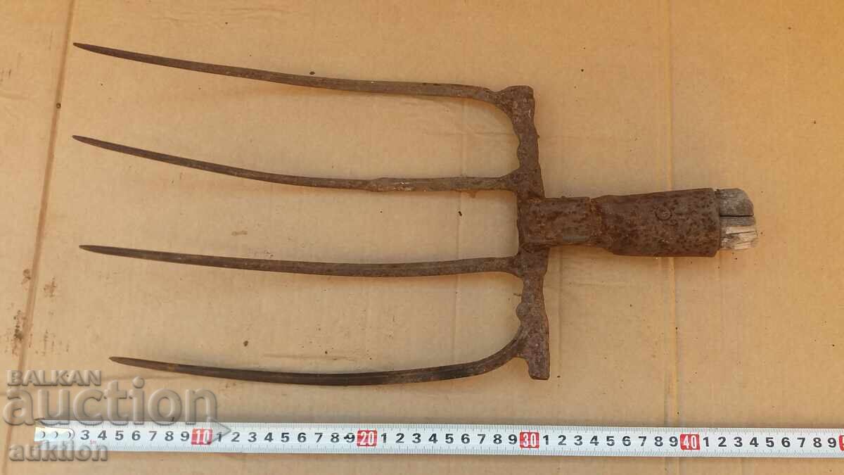 Auction  OLD COTTAGE, TOOL