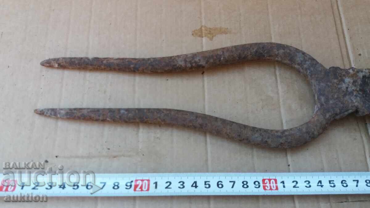 Auction  OLD CUTTING TOOL, PITCHFORK, TOOL