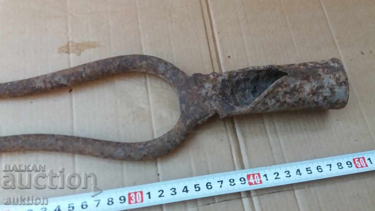 Delivery of OLD CUTTING TOOL, PITCHFORK, TOOL