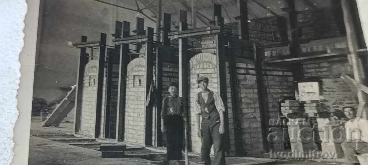 Fotografie Doi bărbați în fața unor furnale cu preț € 1.04 | 2.03 BGN Fotografie Doi bărbați în fața unor furnale cu preț € 1.04 | 2.03 BGN