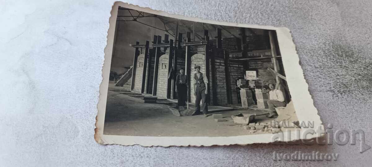 Fotografie Doi bărbați în fața unor furnale Fotografie Doi bărbați în fața unor furnale