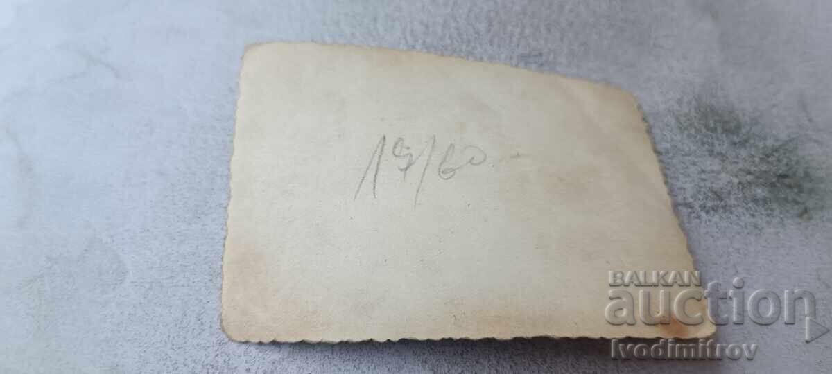 Снимка Двама мъже и младо момиче на разходка с цена € 0.84 | 1.64 лв.