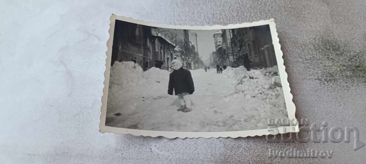Снимка София Малко момченце на улицата през зимата