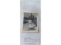 Fotografie Sofia O femeie cu un cărucior retro pentru copii pentru o plimbare