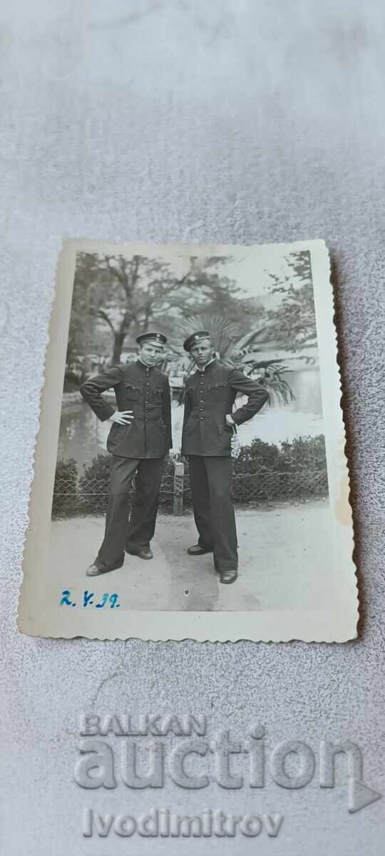 Снимка София Двама младежи в Борисовата градина 1939