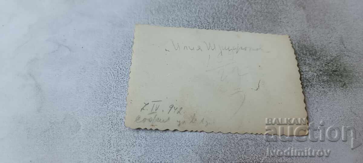 Снимка София Мъж и двама младежи на разходка 1942 с цена € 1.17 | 2.29 лв. Снимка София Мъж и двама младежи на разходка 1942 с цена € 1.17 | 2.29 лв.