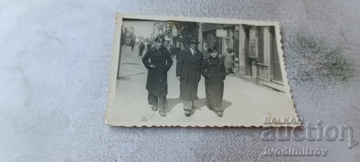 Снимка София Мъж и двама младежи на разходка 1942 Снимка София Мъж и двама младежи на разходка 1942