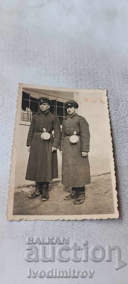 Снимка София Двама войници отиващи за храна 1939