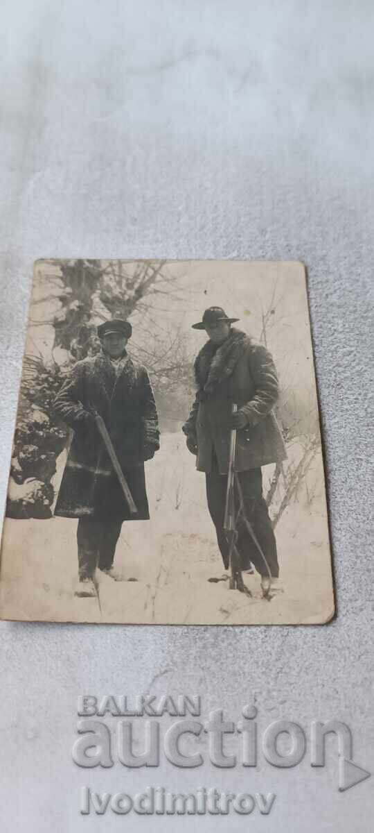 Снимка Двама ловджии през зимата 1937