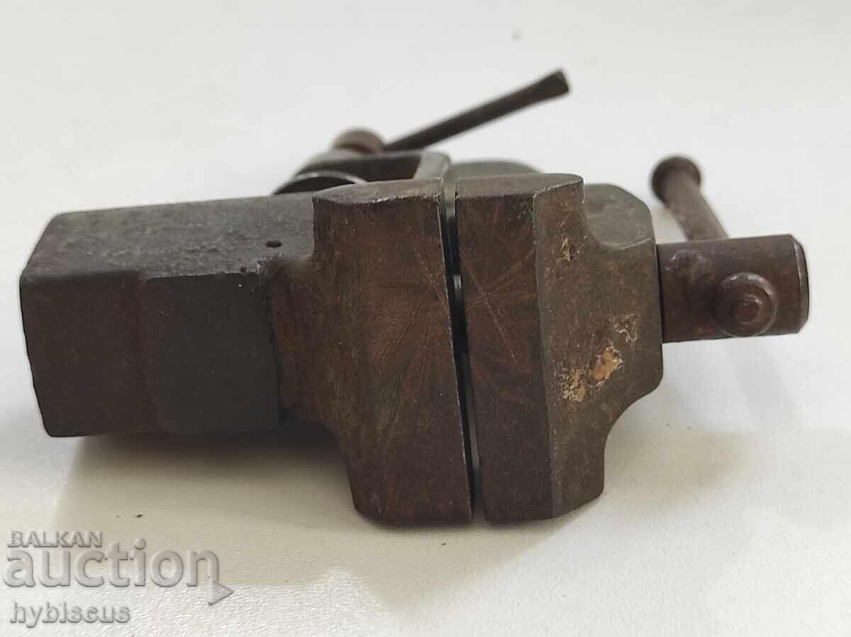 Auction Small vise for a jeweler or watchmaker Auction Small vise for a jeweler or watchmaker