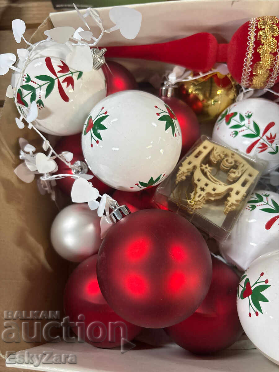 Licitație Cutie cu decorațiuni de Crăciun Licitație Cutie cu decorațiuni de Crăciun