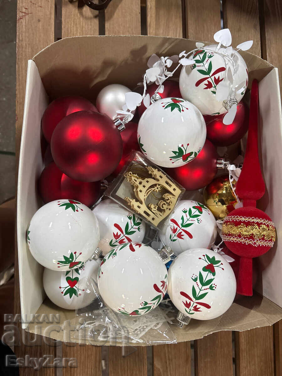 Cutie cu decorațiuni de Crăciun Cutie cu decorațiuni de Crăciun