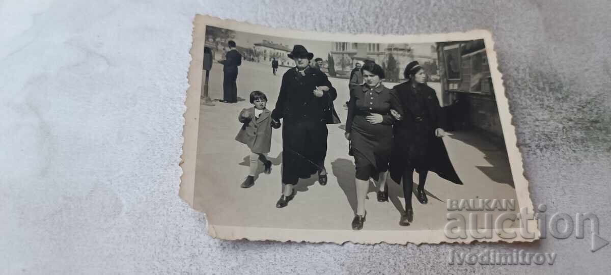 Photo Three women and a little girl on a walk