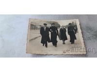 Photo Varna Three young men and a young woman on a walk
