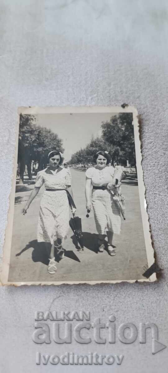 Photo Varna Two women on a walk Photo Varna Two women on a walk
