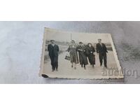 Photo Varna Men and women on a walk