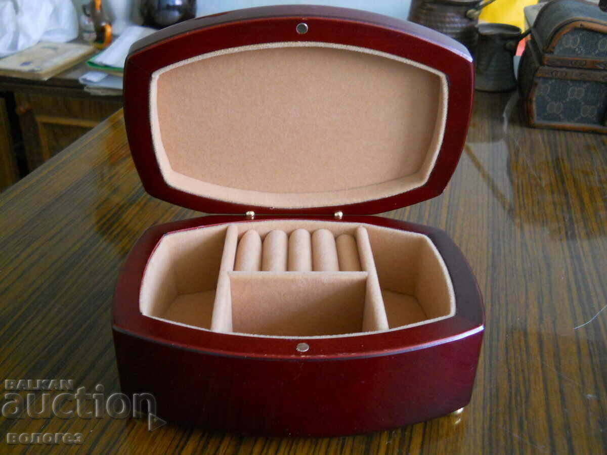 Auction  Luxury mahogany jewelry box