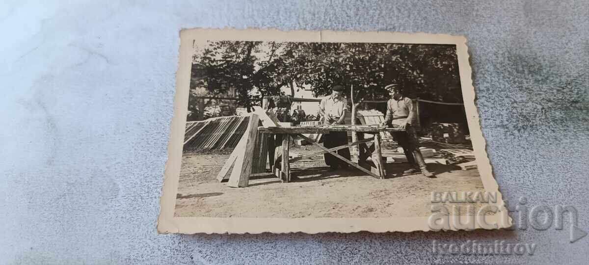Снимка Плевенъ Двама мъже до дървен тезгях 1940
