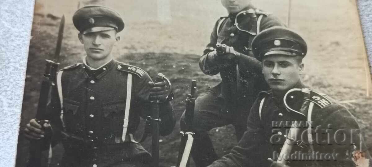 Φωτογραφία Τρεις στρατιώτες από το 5ο Σύνταγμα Πεζικού του Δούναβη με τιμή € 1.34 | 2.62 BGN