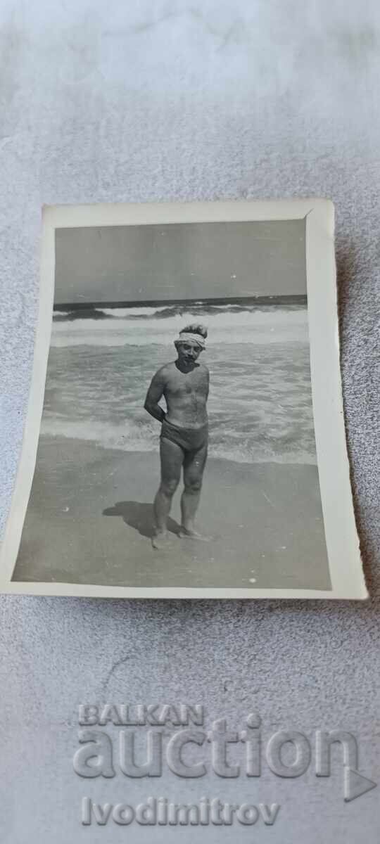 Снимка Созопол Мъж на брега на морето 1944