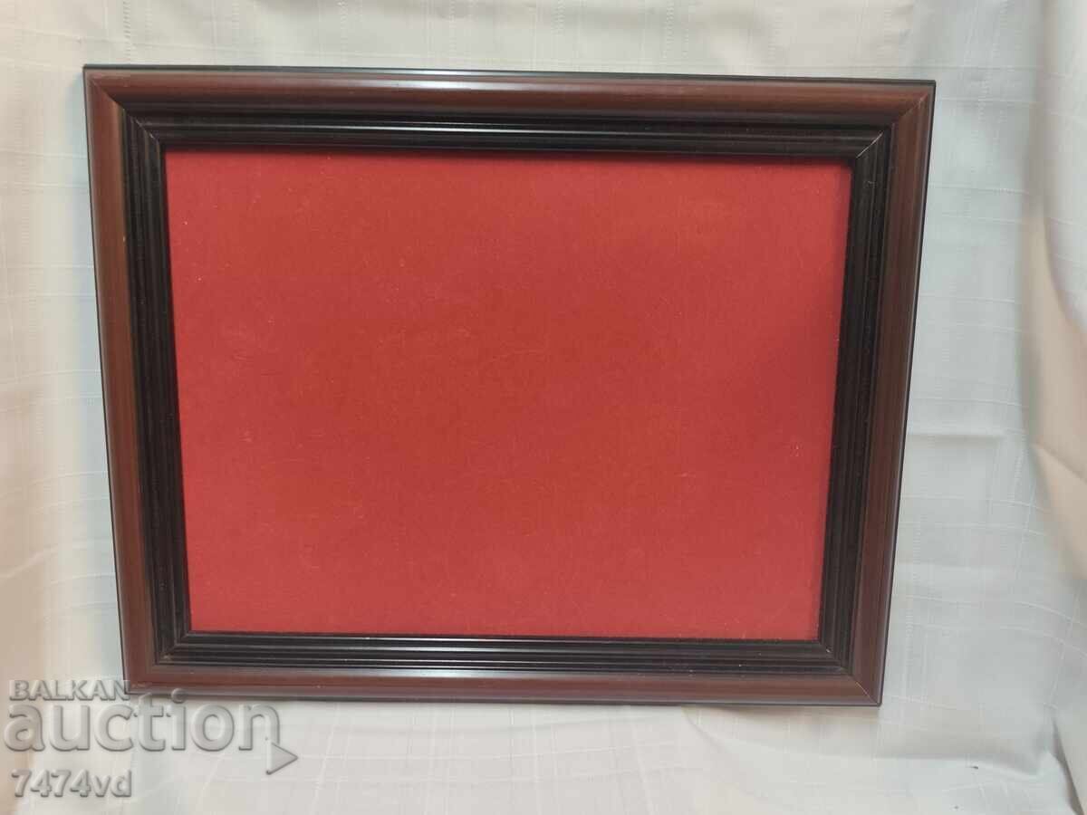 Стилна и масивна рамка с луксозен гръб от червено кадифе.