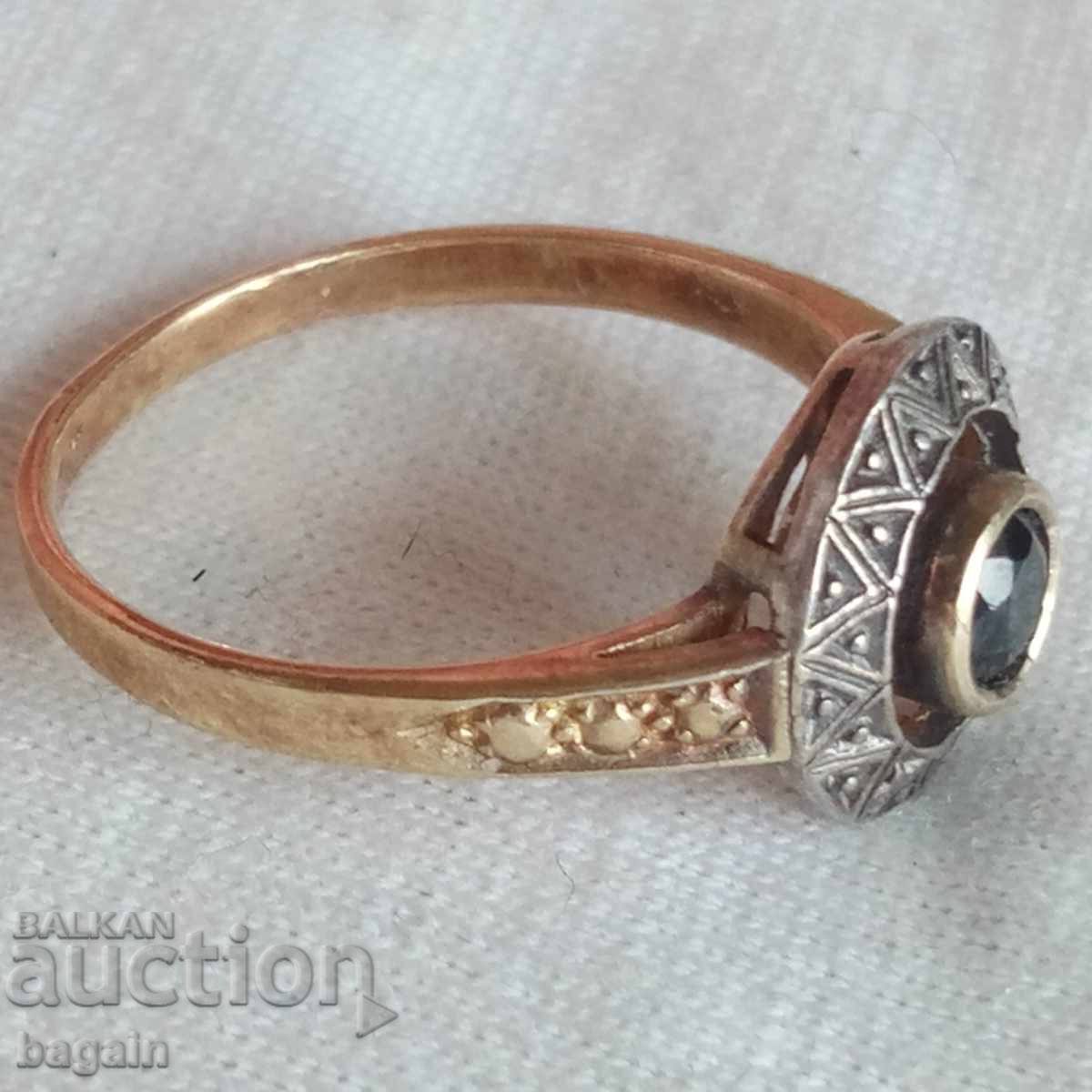 Позлатен сребърен пръстен с оникс. Позлатен сребърен пръстен с оникс.