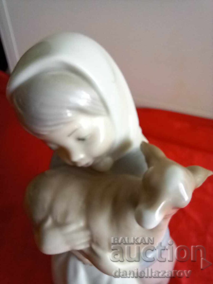 NAO by Lladro, Πορσελάνινη φιγούρα "Κορίτσι με αρνάκι", 1977 με τιμή € 42.00 | 82.15 BGN NAO by Lladro, Πορσελάνινη φιγούρα "Κορίτσι με αρνάκι", 1977 με τιμή € 42.00 | 82.15 BGN