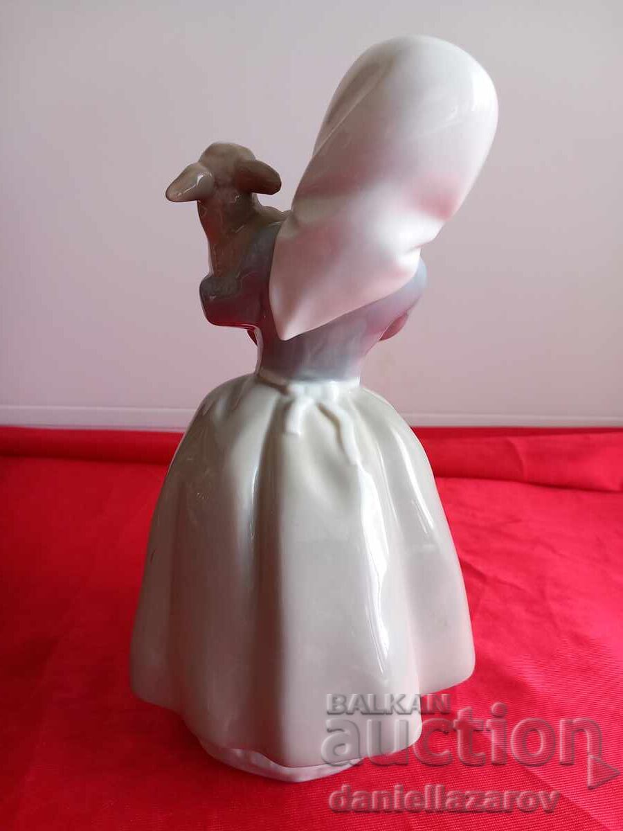 Δημοπρασία NAO by Lladro, Πορσελάνινη φιγούρα "Κορίτσι με αρνάκι", 1977 Δημοπρασία NAO by Lladro, Πορσελάνινη φιγούρα "Κορίτσι με αρνάκι", 1977