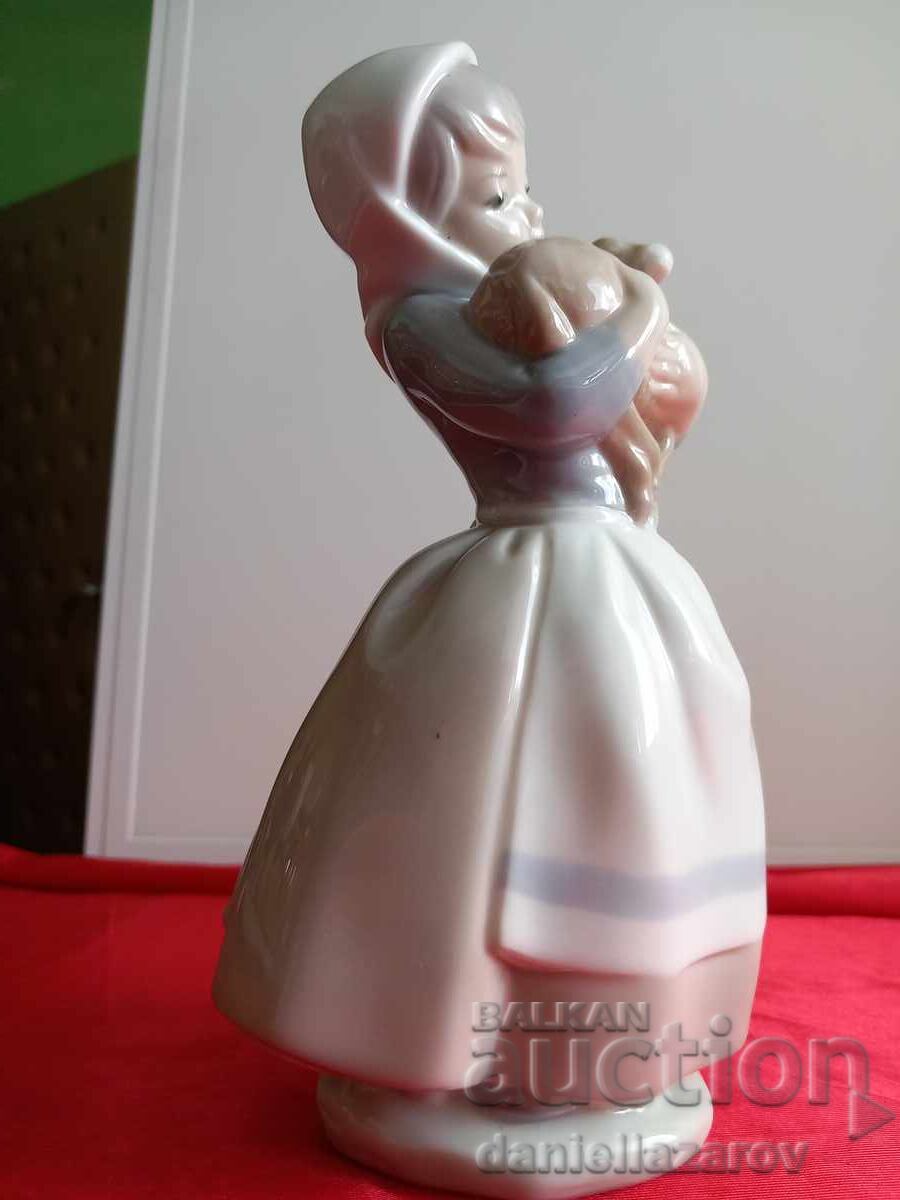 Παράδοση NAO by Lladro, Πορσελάνινη φιγούρα "Κορίτσι με αρνάκι", 1977 Παράδοση NAO by Lladro, Πορσελάνινη φιγούρα "Κορίτσι με αρνάκι", 1977