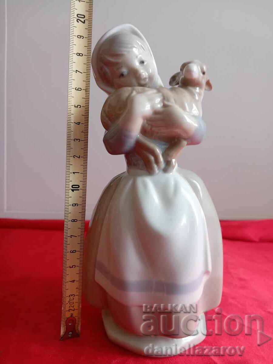 NAO by Lladro, Πορσελάνινη φιγούρα "Κορίτσι με αρνάκι", 1977 - 7 NAO by Lladro, Πορσελάνινη φιγούρα "Κορίτσι με αρνάκι", 1977 - 7