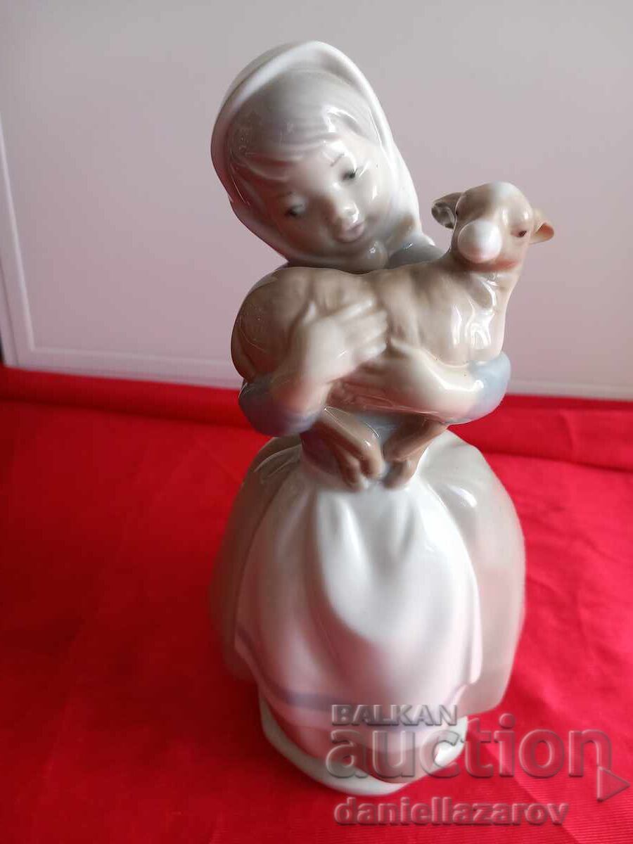 NAO by Lladro, Πορσελάνινη φιγούρα "Κορίτσι με αρνάκι", 1977 NAO by Lladro, Πορσελάνινη φιγούρα "Κορίτσι με αρνάκι", 1977