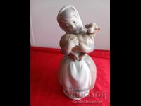 NAO by Lladro, Πορσελάνινη φιγούρα "Κορίτσι με αρνάκι", 1977