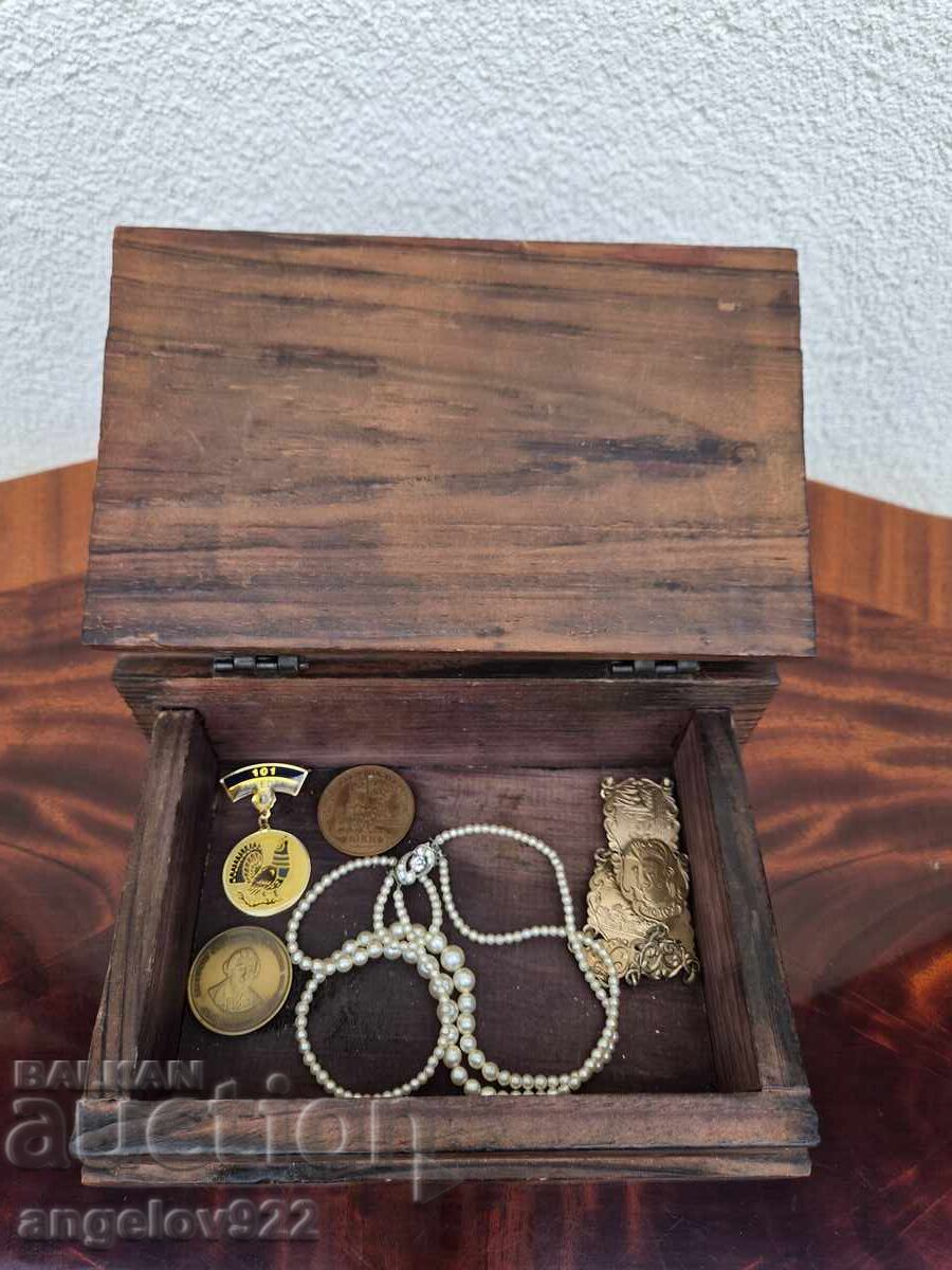 Cutie de bijuterii din lemn cu bijuterii!!! cu preț € 1.50 | 2.93 BGN Cutie de bijuterii din lemn cu bijuterii!!! cu preț € 1.50 | 2.93 BGN