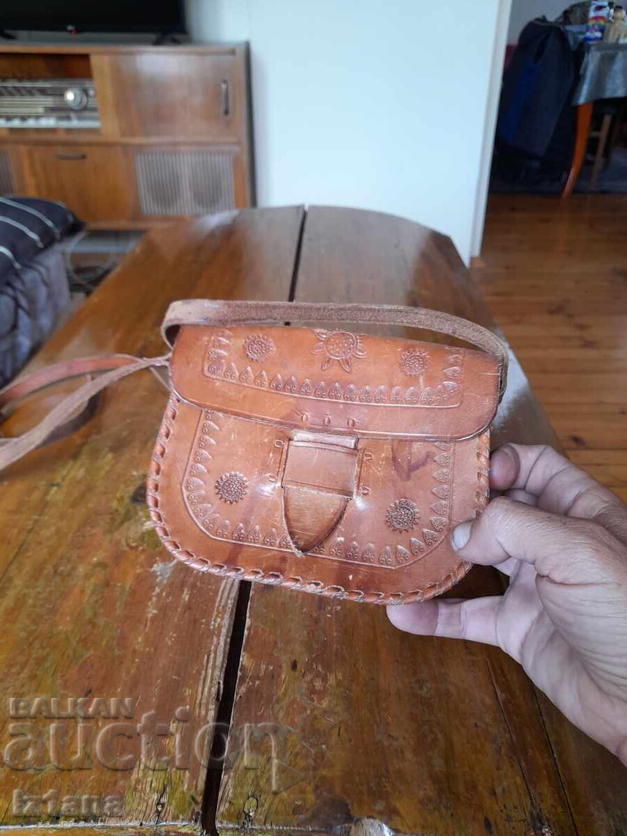 Auction  Old ladies leather bag