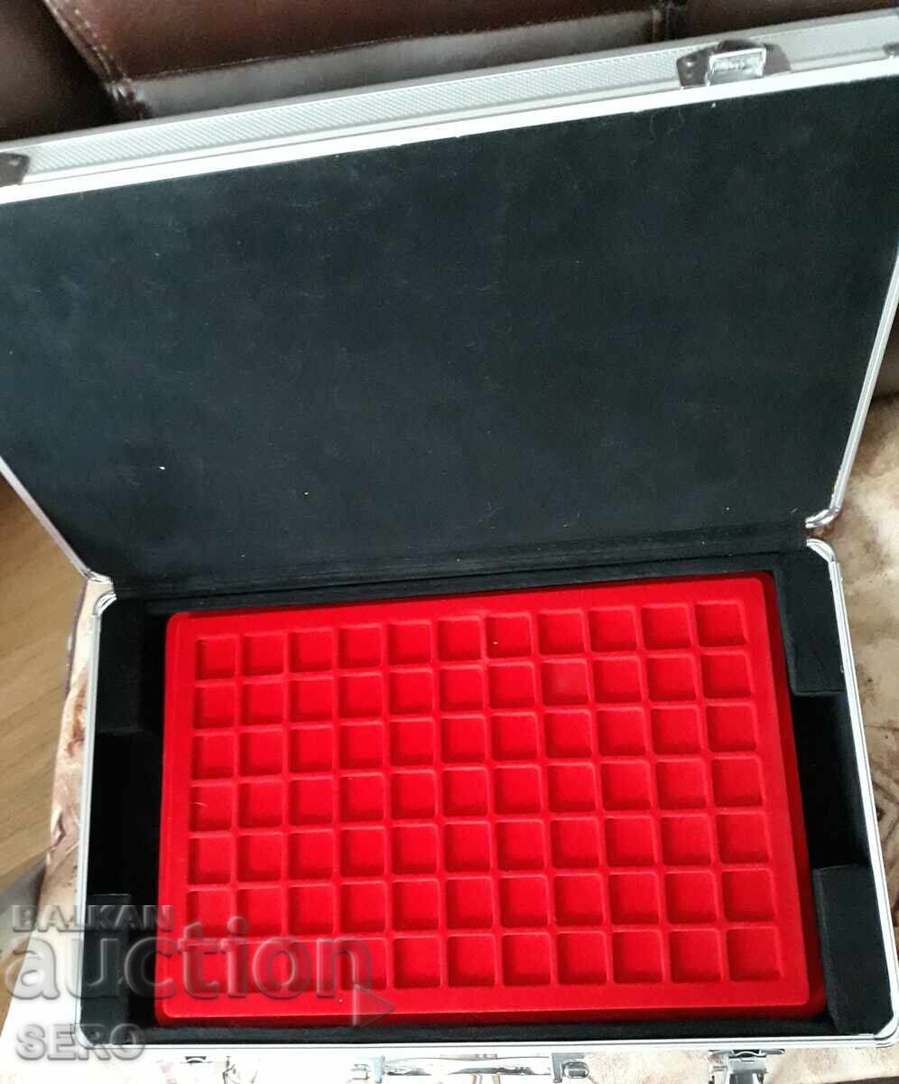 Cutie cu 4 tăvițe pentru 308 monede cu dimensiunea de 24-25 mm cu preț € 20.01 | 39.14 BGN